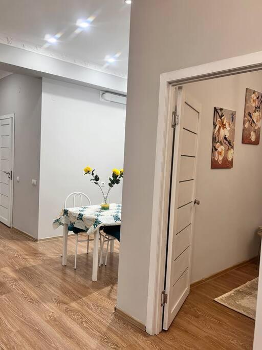 2-Х Комнатная В Золотом Квадрате Appartement Alma-Ata Buitenkant foto