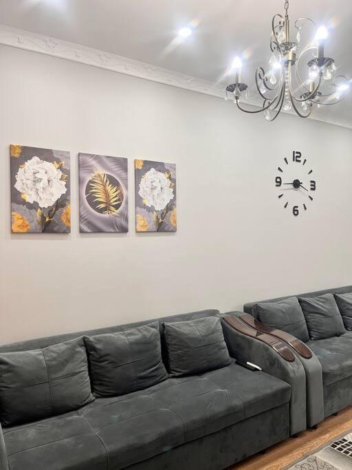 2-Х Комнатная В Золотом Квадрате Appartement Alma-Ata Buitenkant foto