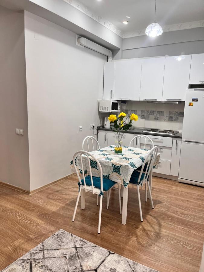 2-Х Комнатная В Золотом Квадрате Appartement Alma-Ata Buitenkant foto