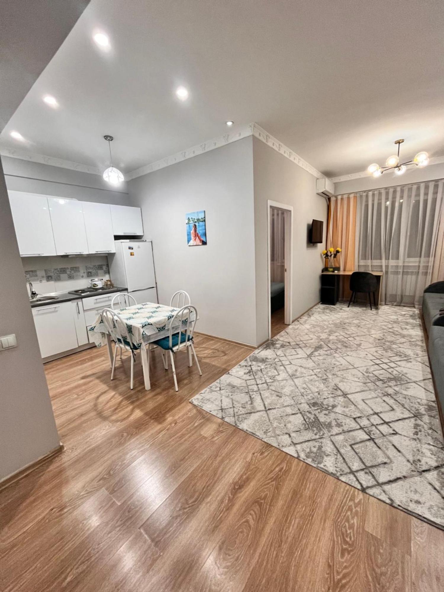 2-Х Комнатная В Золотом Квадрате Appartement Alma-Ata Buitenkant foto