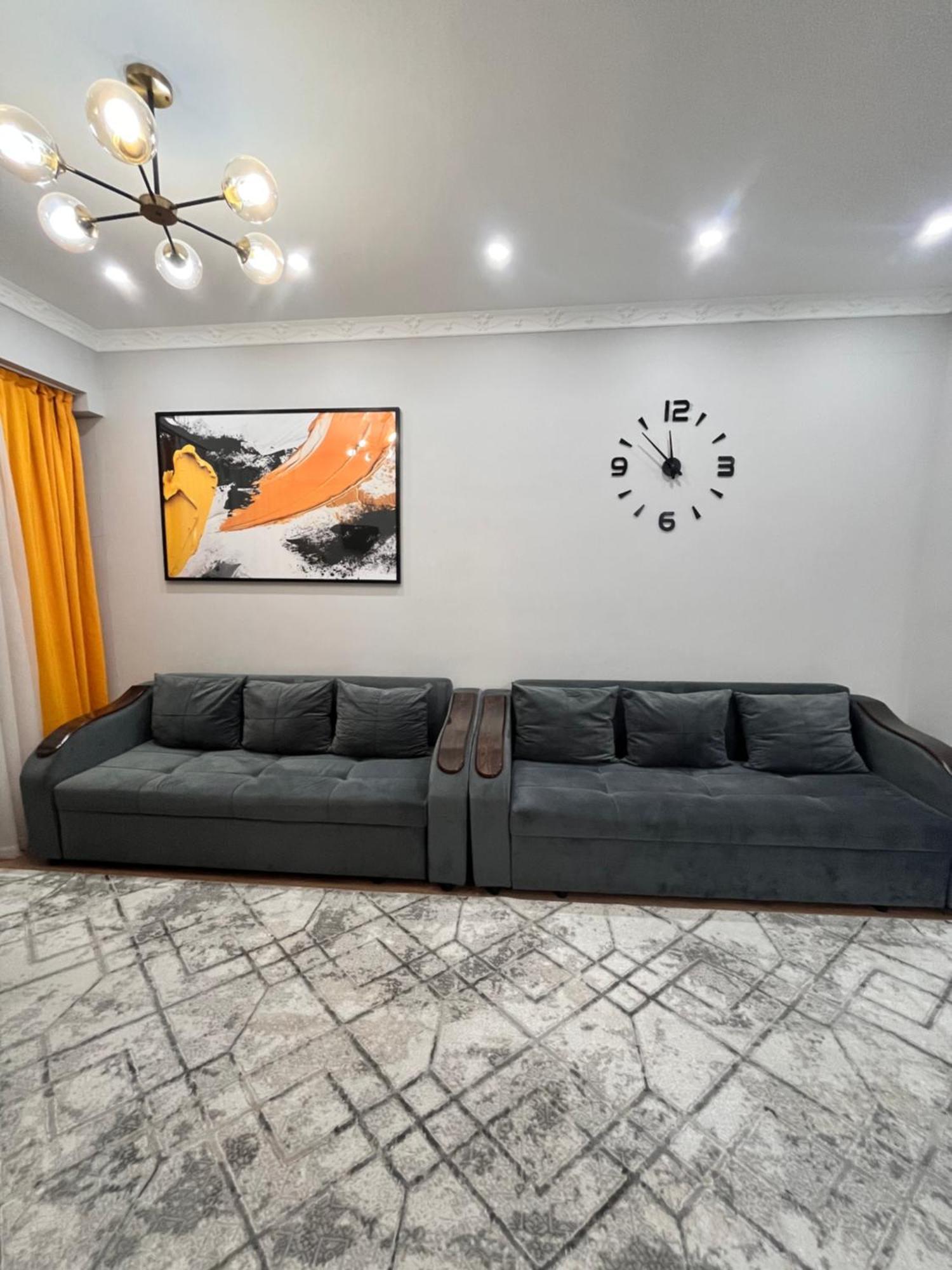 2-Х Комнатная В Золотом Квадрате Appartement Alma-Ata Buitenkant foto