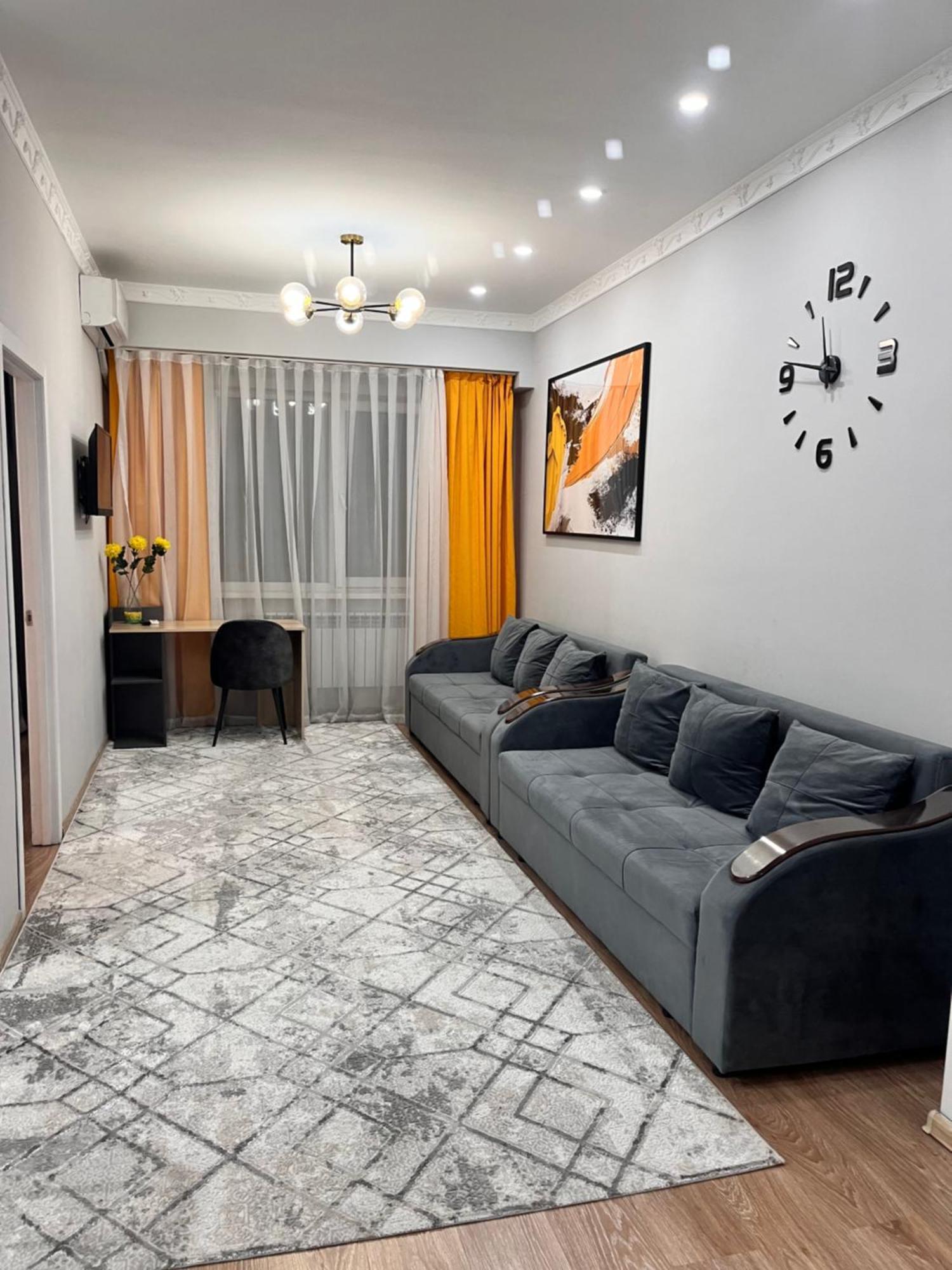 2-Х Комнатная В Золотом Квадрате Appartement Alma-Ata Buitenkant foto